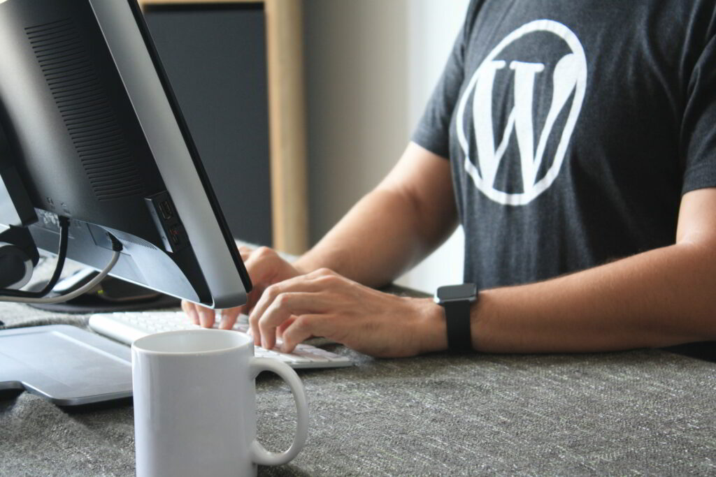 Mann mit WordPress Shirt am PC